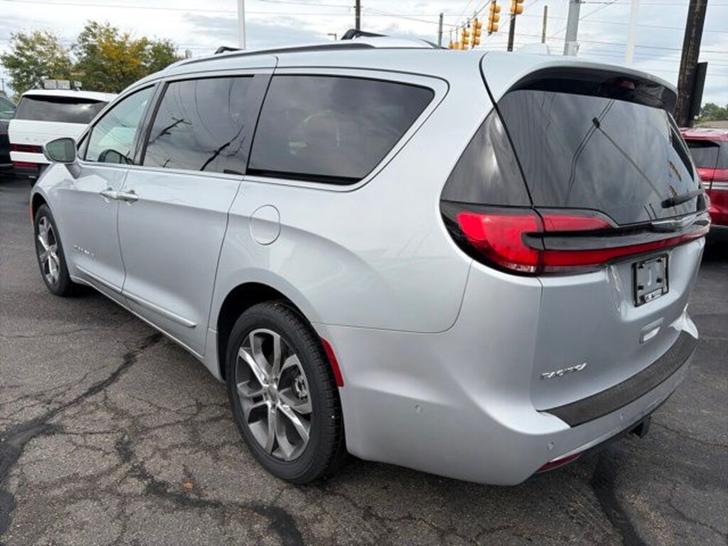 Used 2022 Chrysler Pacifica Pinnacle Van Passenger Van