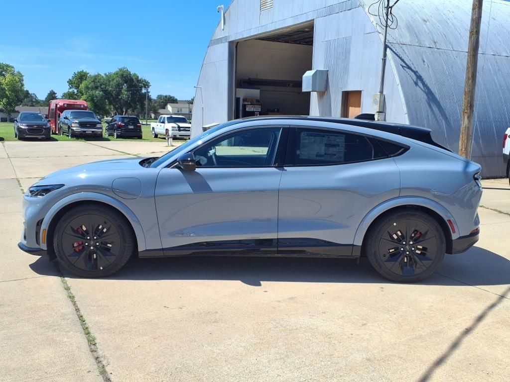 2025 Ford Mustang Mach-E GT - Photo 2