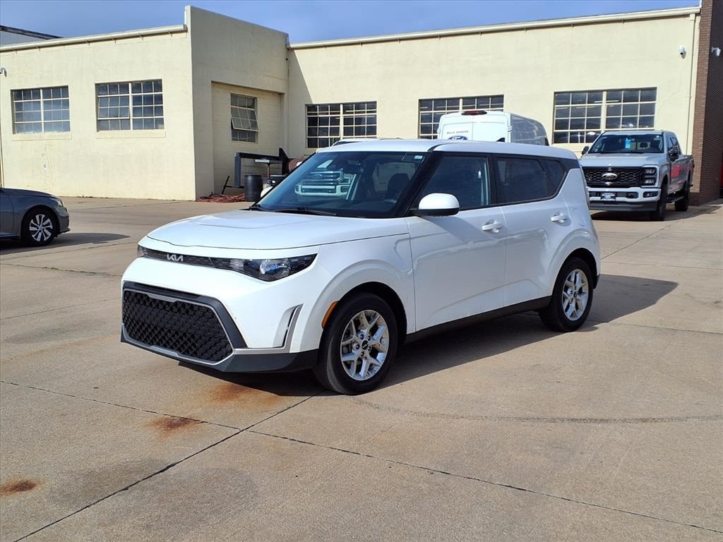 2024 Kia Soul LX's photo