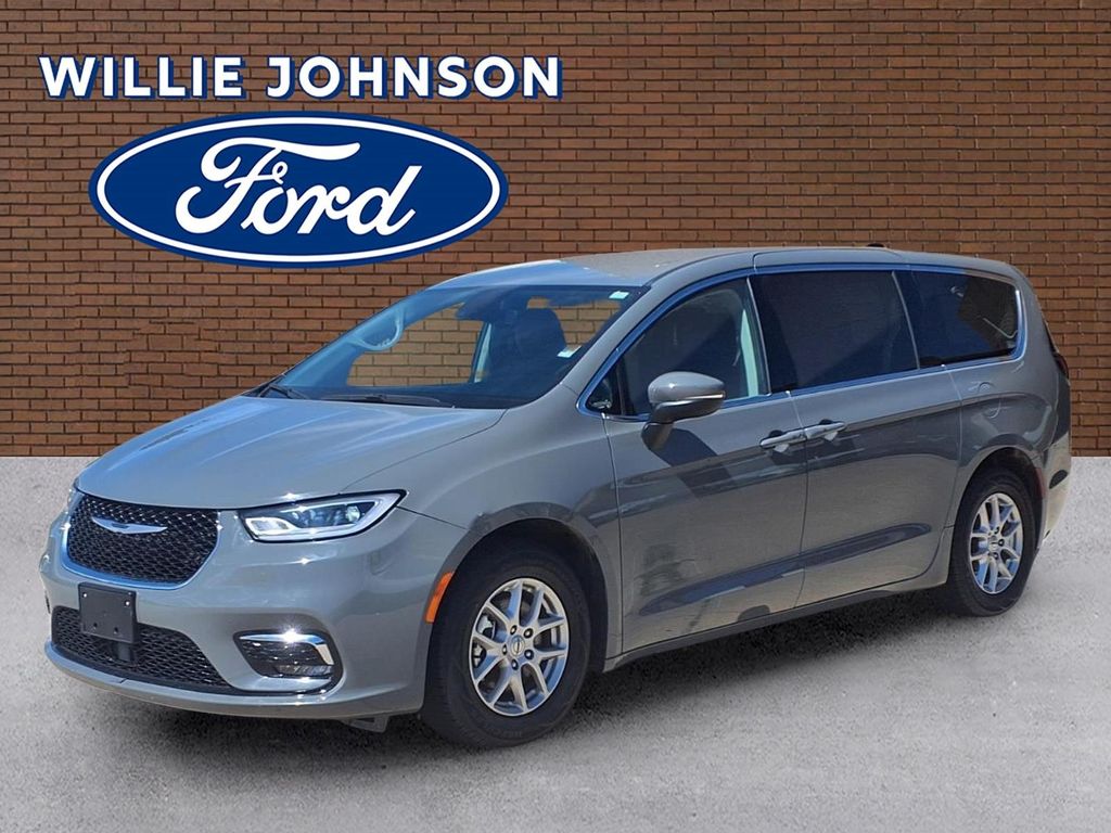 2023 Chrysler Pacifica Touring L's photo