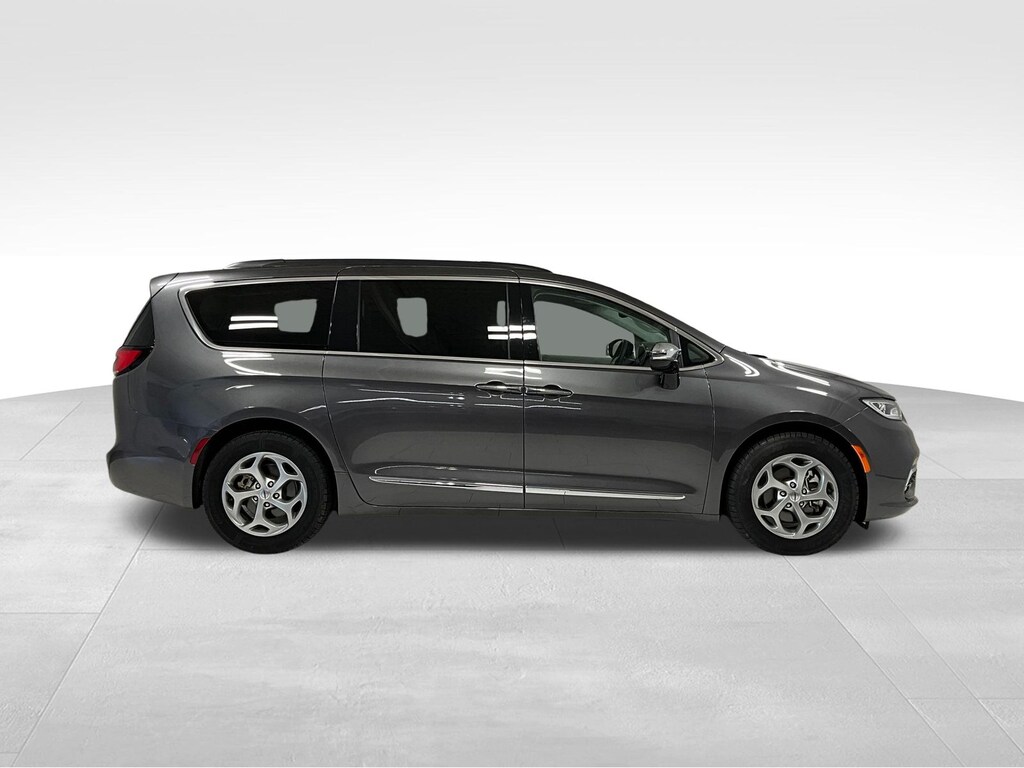 Used 2023 Chrysler Pacifica Limited Minivan/Van