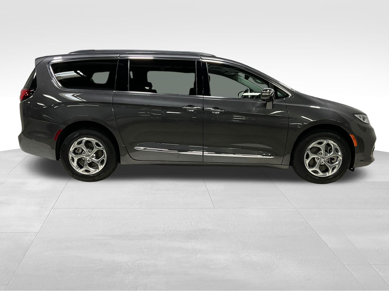 2022 Chrysler Pacifica Limited photo 3