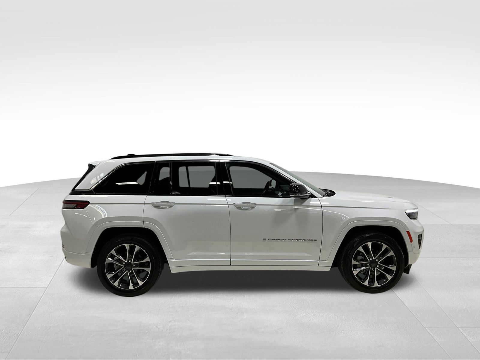 2023 Jeep Grand Cherokee Overland photo 3