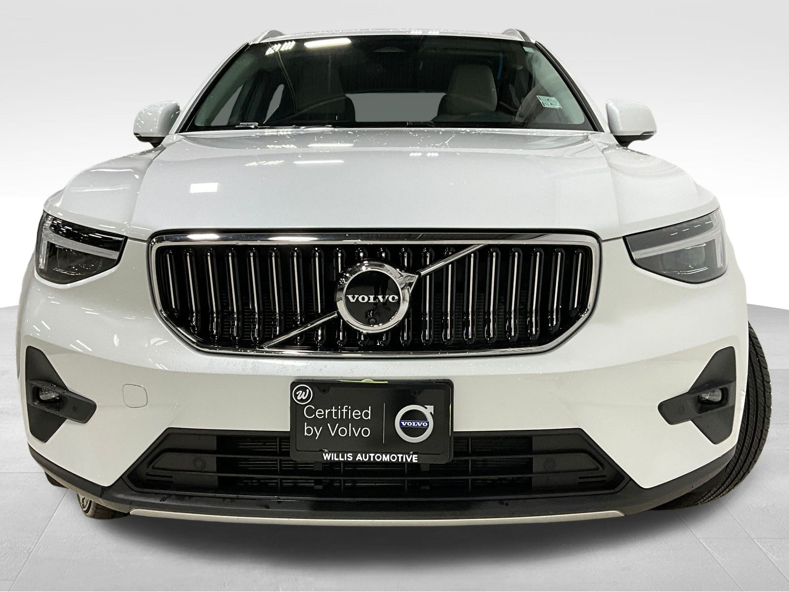 2025 Volvo XC40 Plus photo 2