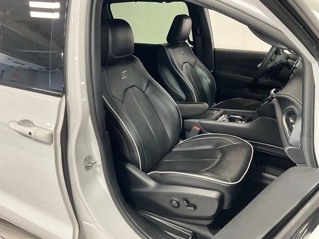 Used 2025 Chrysler Pacifica Limited Minivan/Van