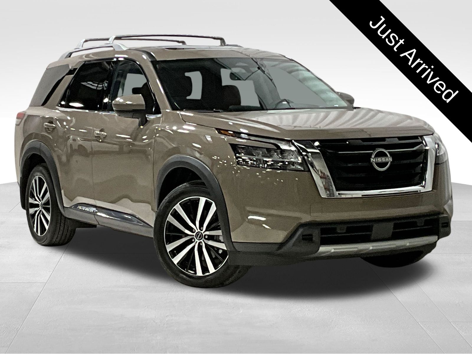 2024 Nissan Pathfinder Platinum 2WD's photo