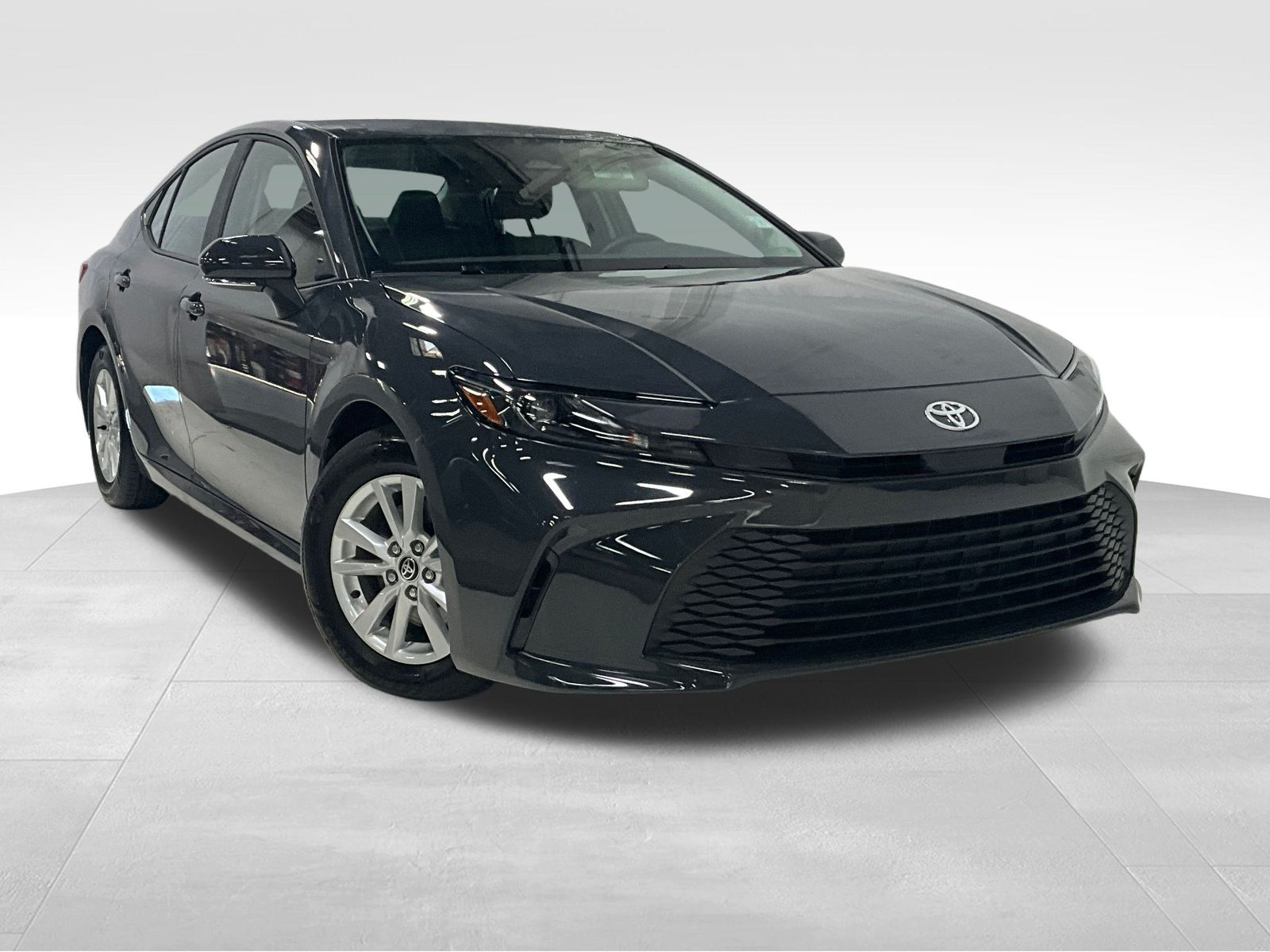 2025 Toyota Camry LE's photo