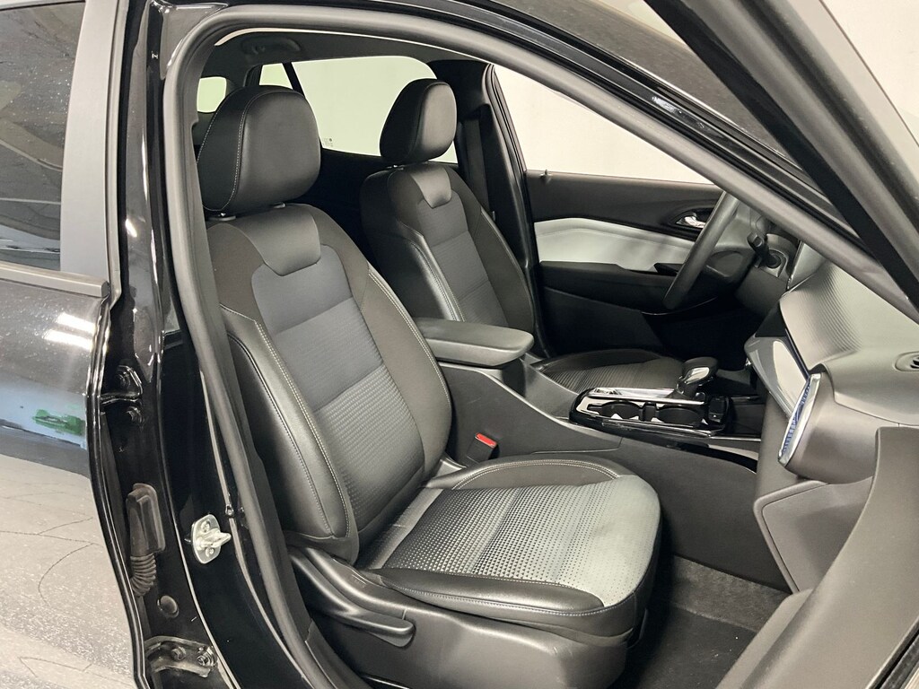 Used 2025 Chevrolet Trax LT SUV