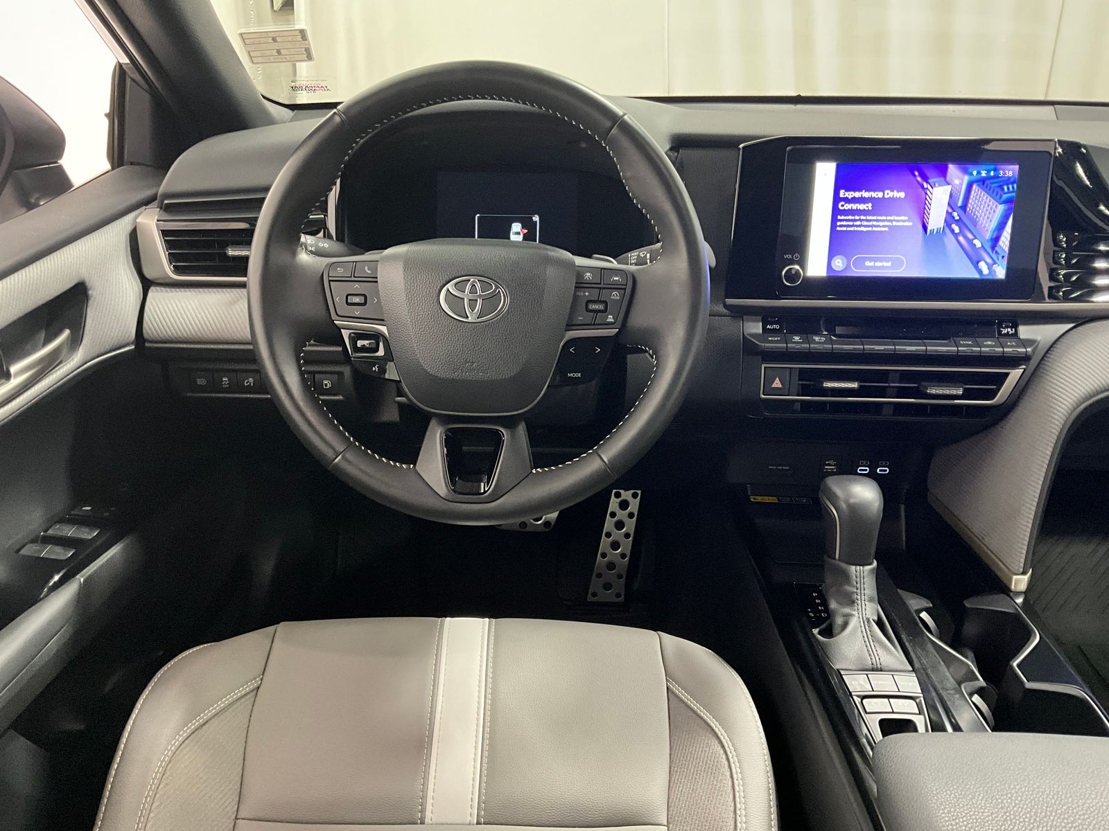 2025 Toyota Camry SE photo 4