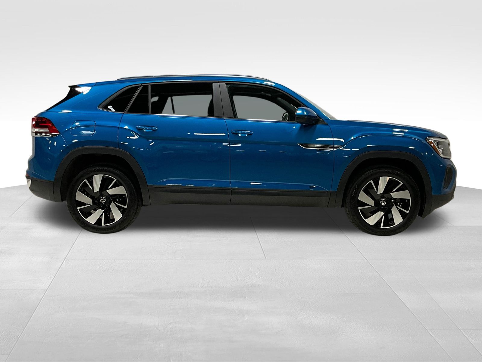 2024 Volkswagen Atlas Cross Sport SE Technology photo 2