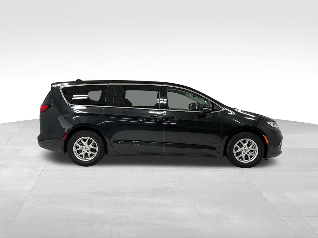 Used 2023 Chrysler Pacifica Touring L Minivan/Van