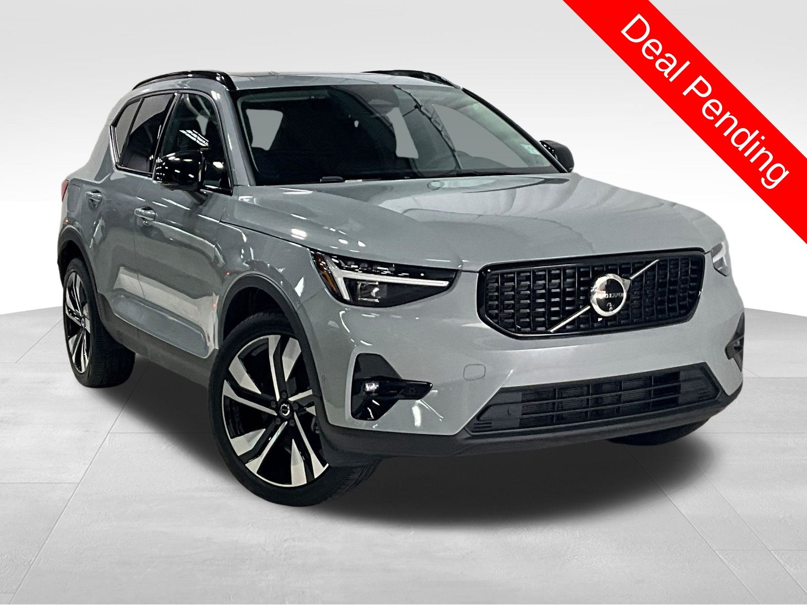 2024 Volvo XC40 B5 Plus Dark AWD's photo