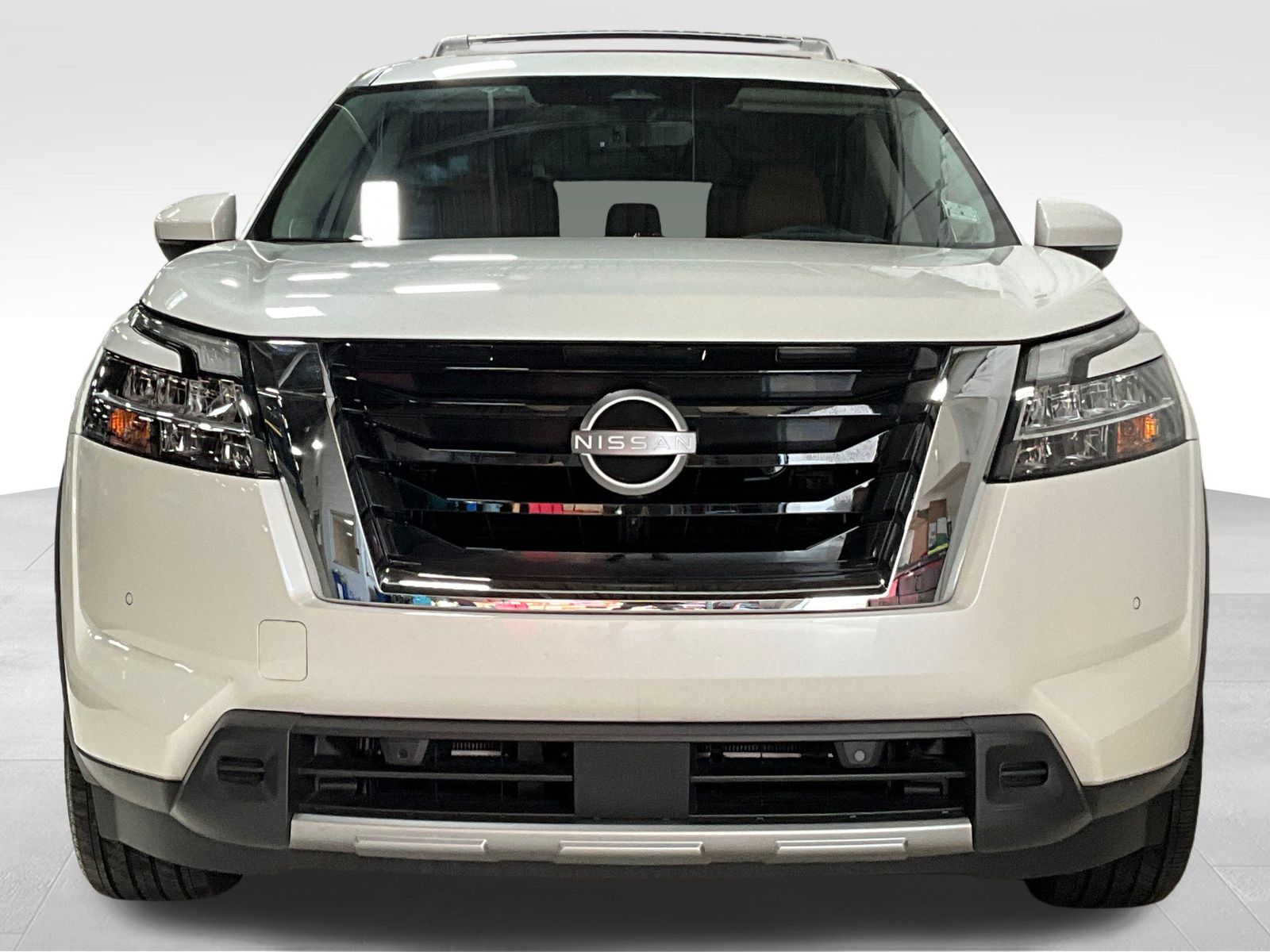 2024 Nissan Pathfinder Platinum photo 2