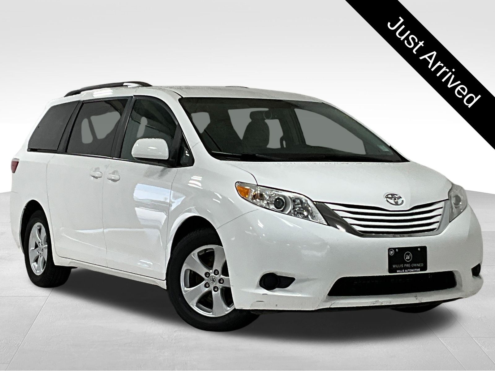 2016 Toyota Sienna LE V6 7-Passenger Access Seat's photo