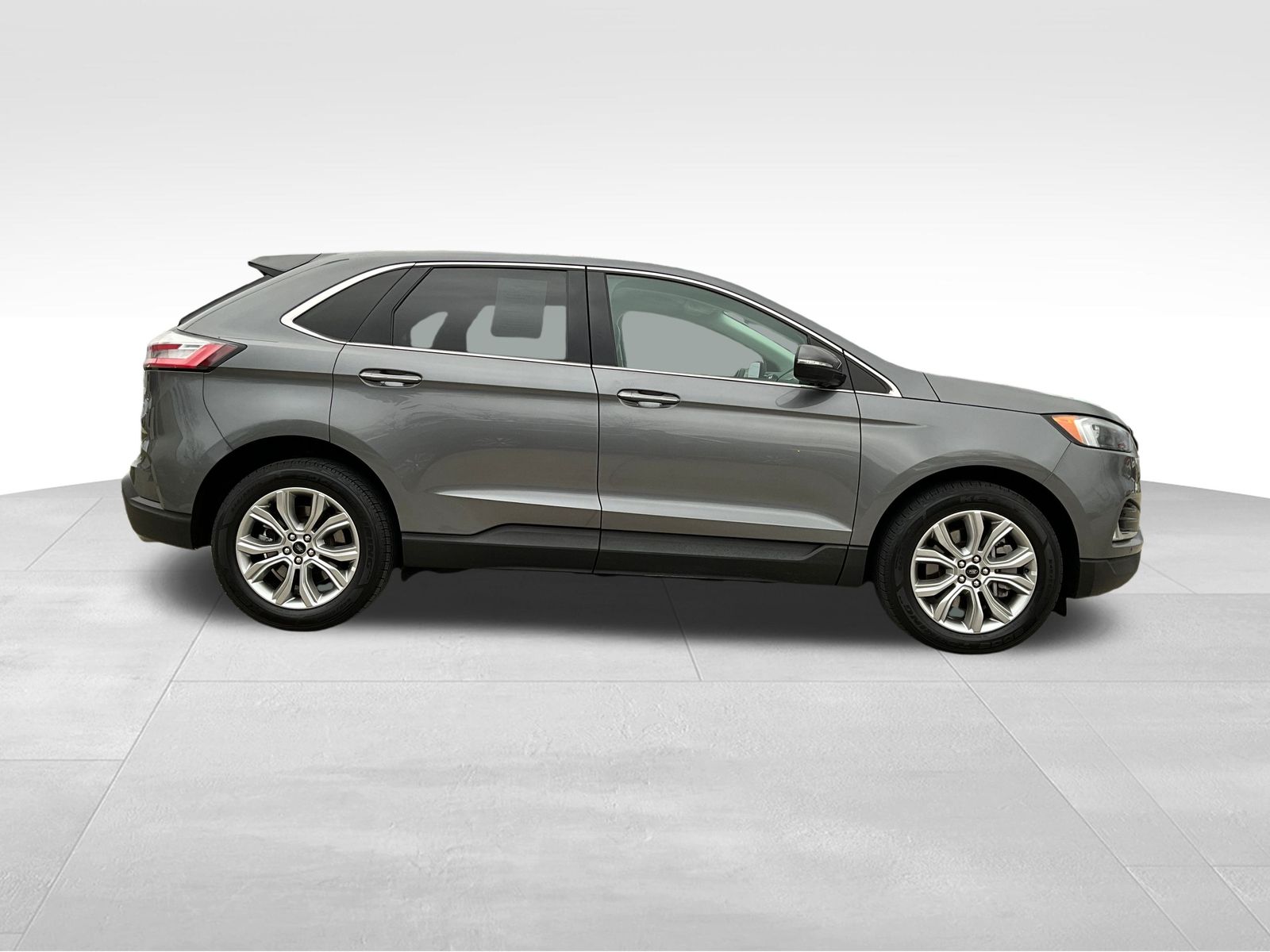 2024 Ford Edge Titanium photo 3