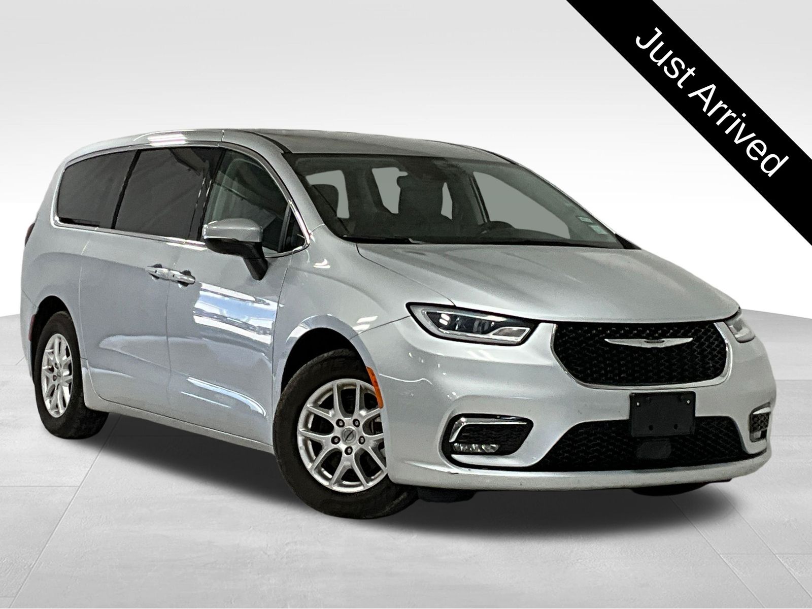 2023 Chrysler Pacifica Touring L's photo