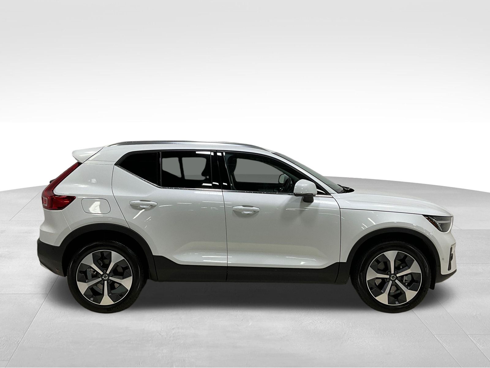 2025 Volvo XC40 Plus photo 3