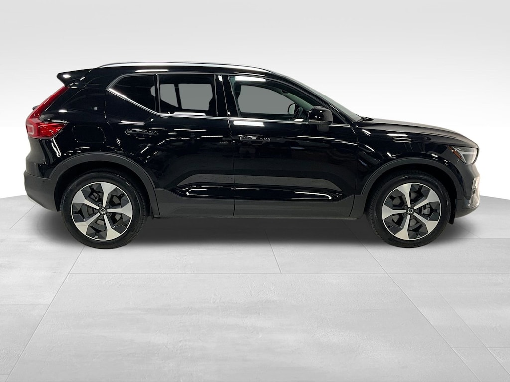 Certified 2025 Volvo XC40 Plus Bright Theme B5 AWD Plus Bright Theme