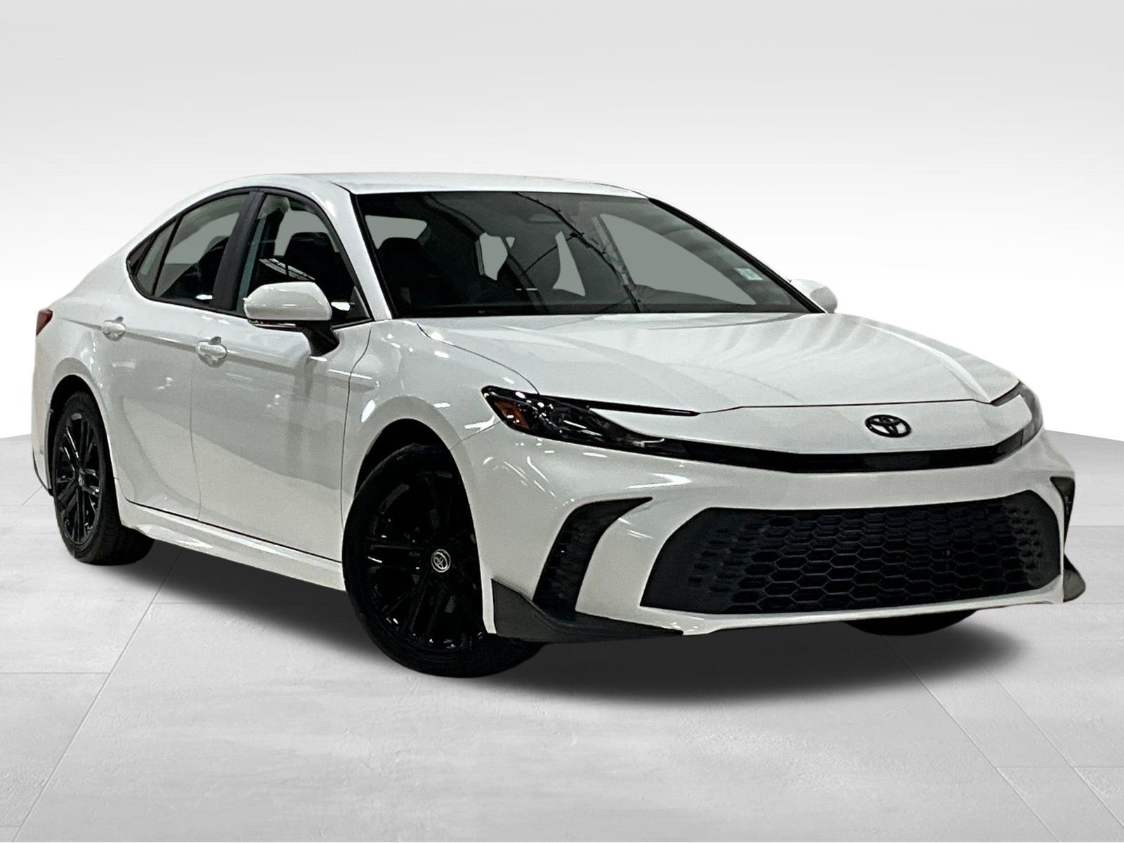 2025 Toyota Camry SE's photo