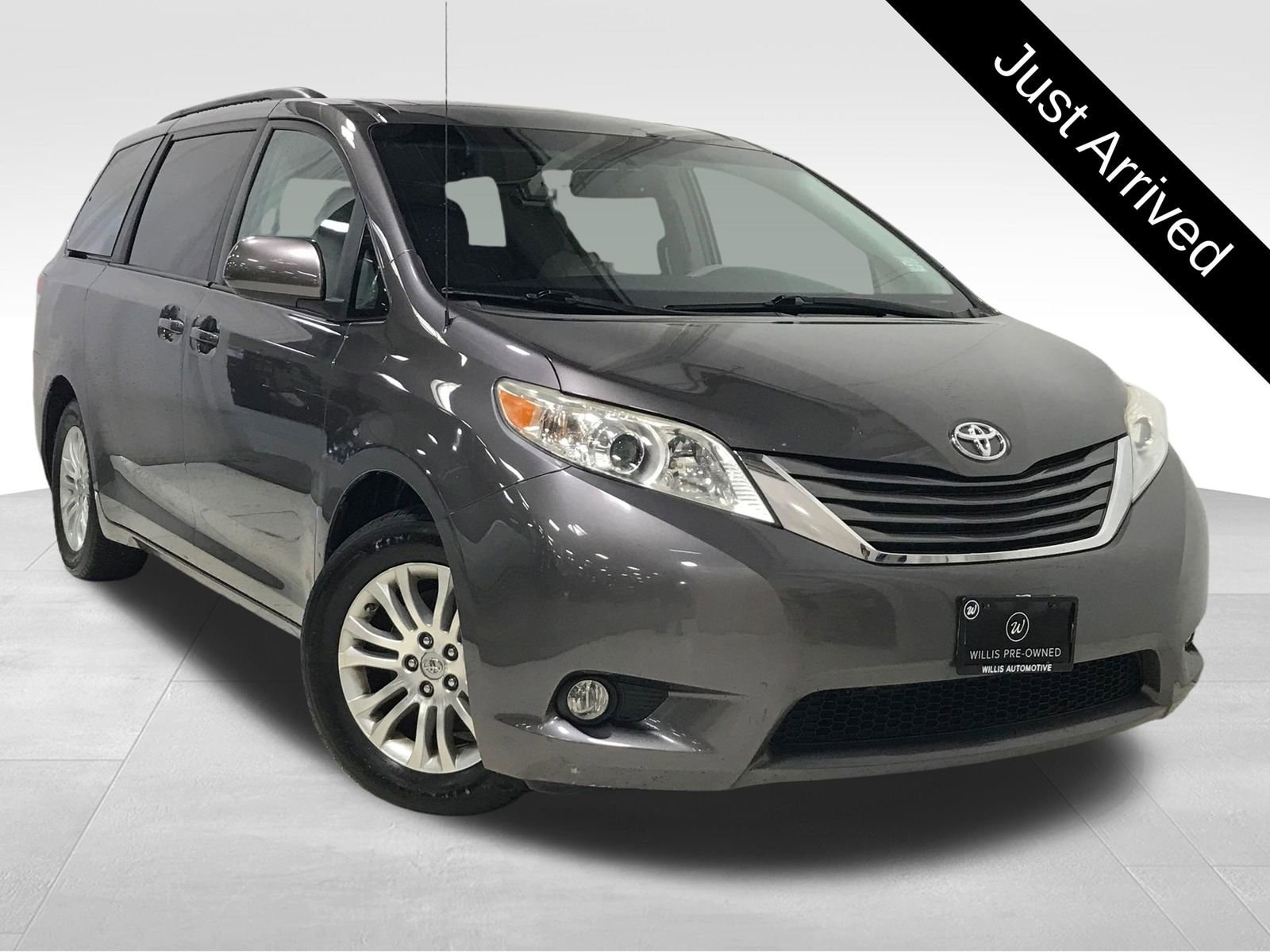 2012 Toyota Sienna XLE V6 7-Passenger Access Seat's photo