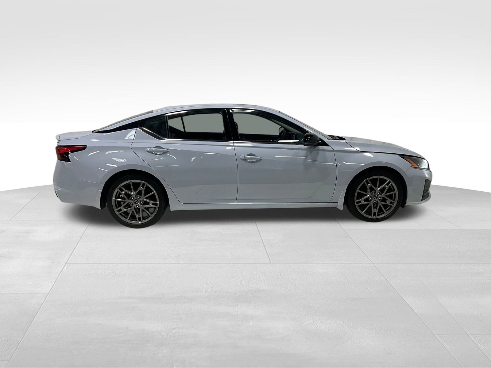 2024 Nissan Altima SR photo 3
