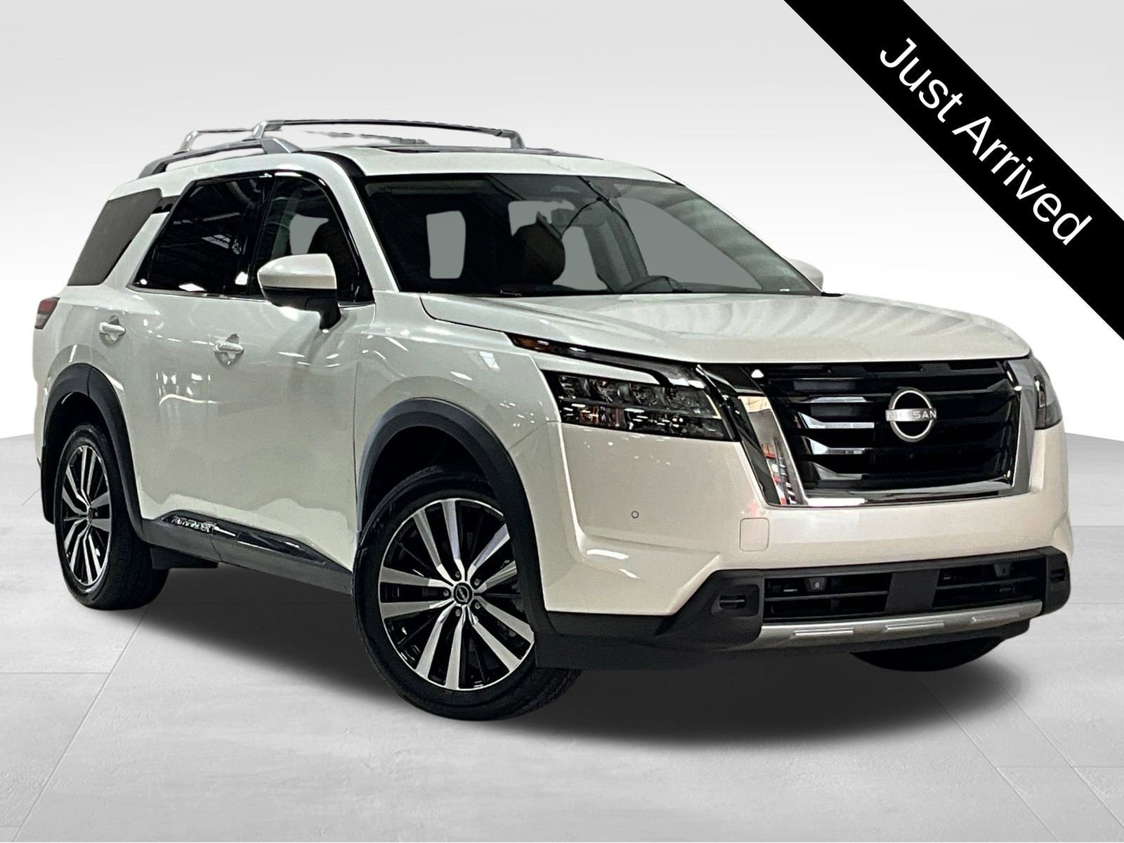 2024 Nissan Pathfinder Platinum's photo
