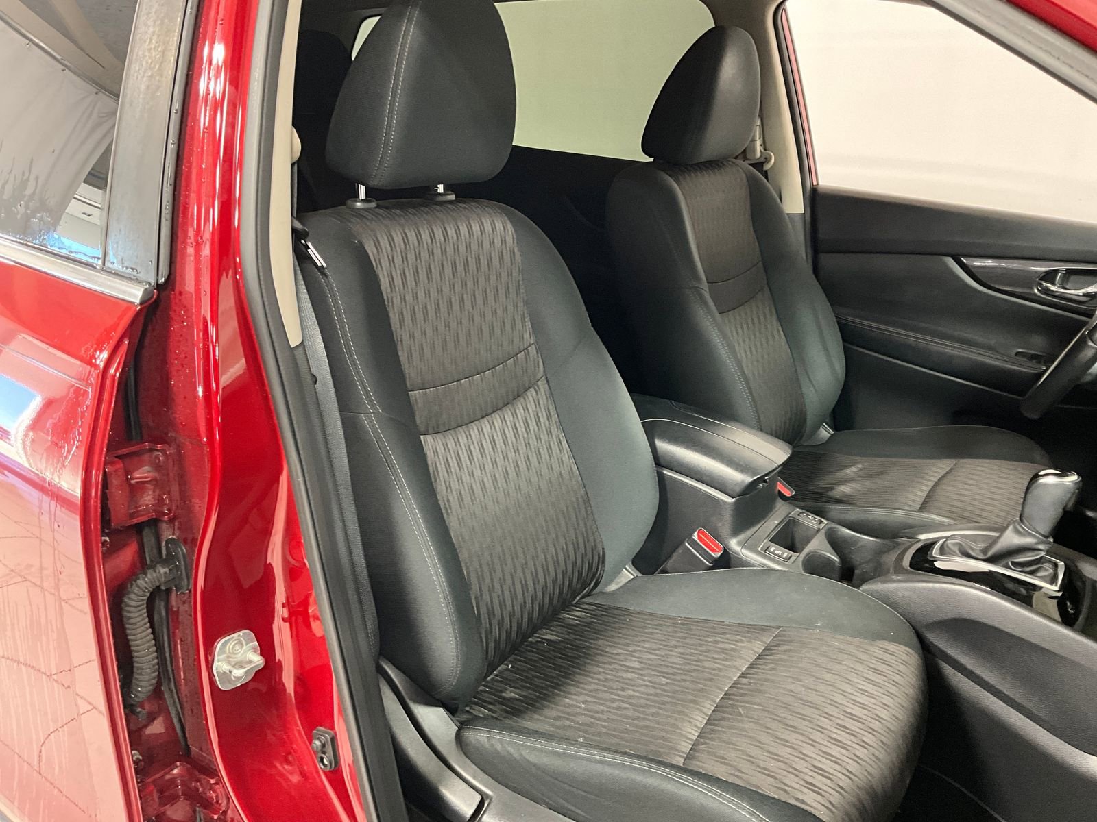 2018 Nissan Rogue SV photo 2