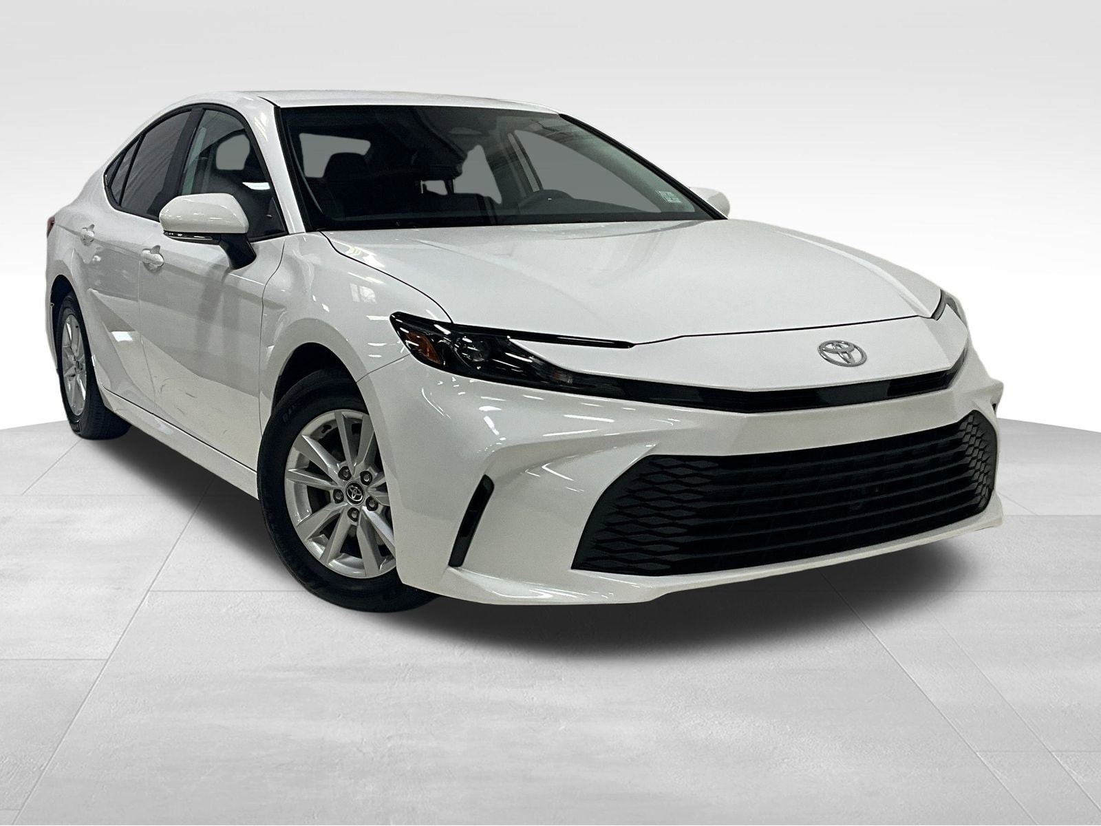 2025 Toyota Camry LE's photo