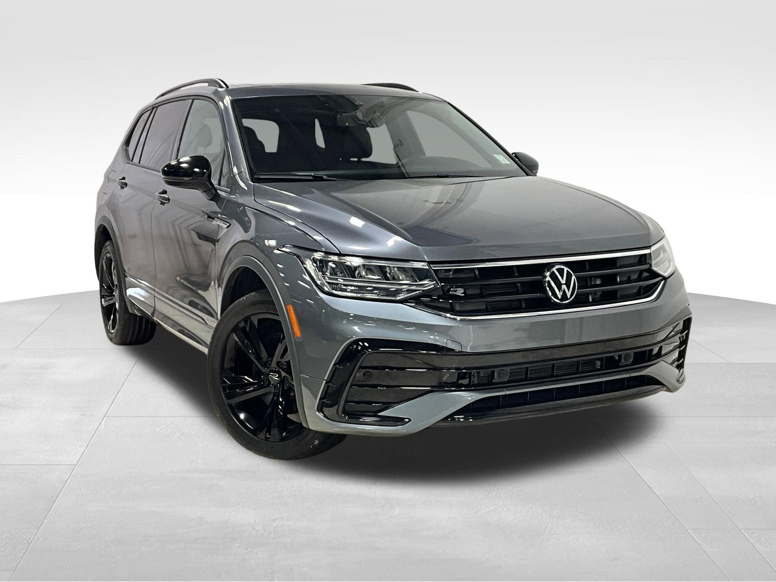 2024 Volkswagen Tiguan 2.0T SE R-Line Black's photo