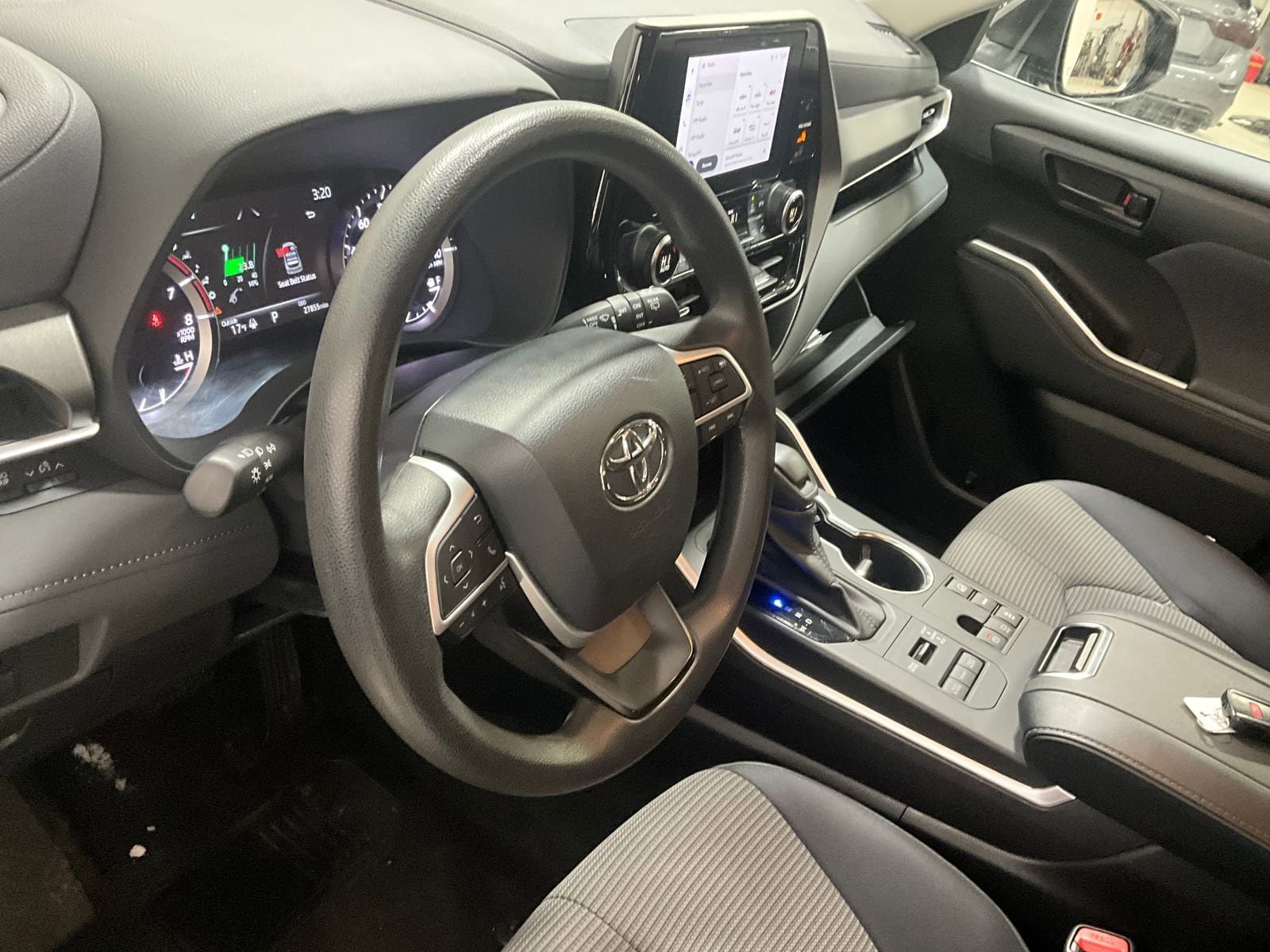 2023 Toyota Highlander L - Photo 13