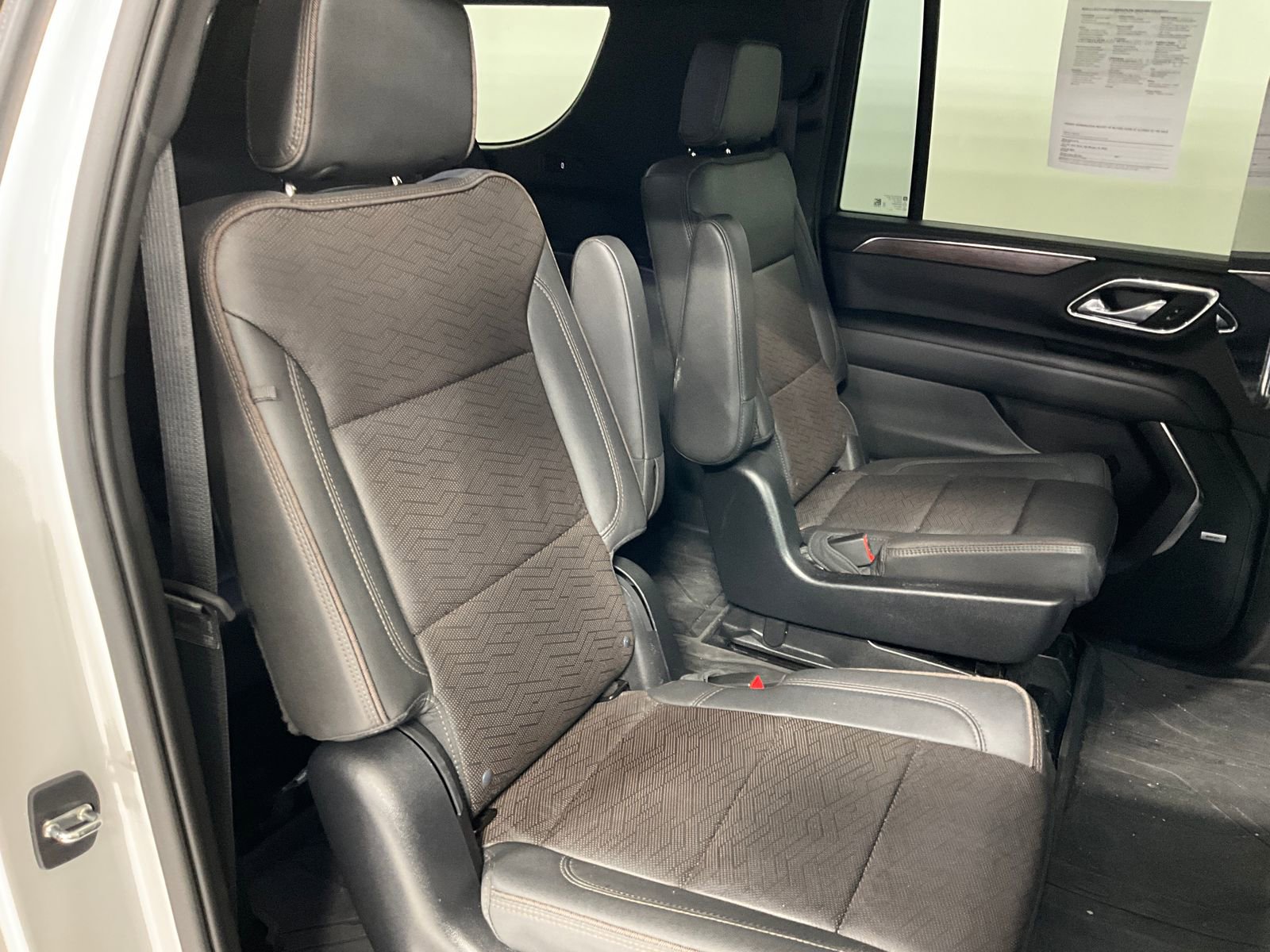 2023 Chevrolet Suburban High Country photo 3
