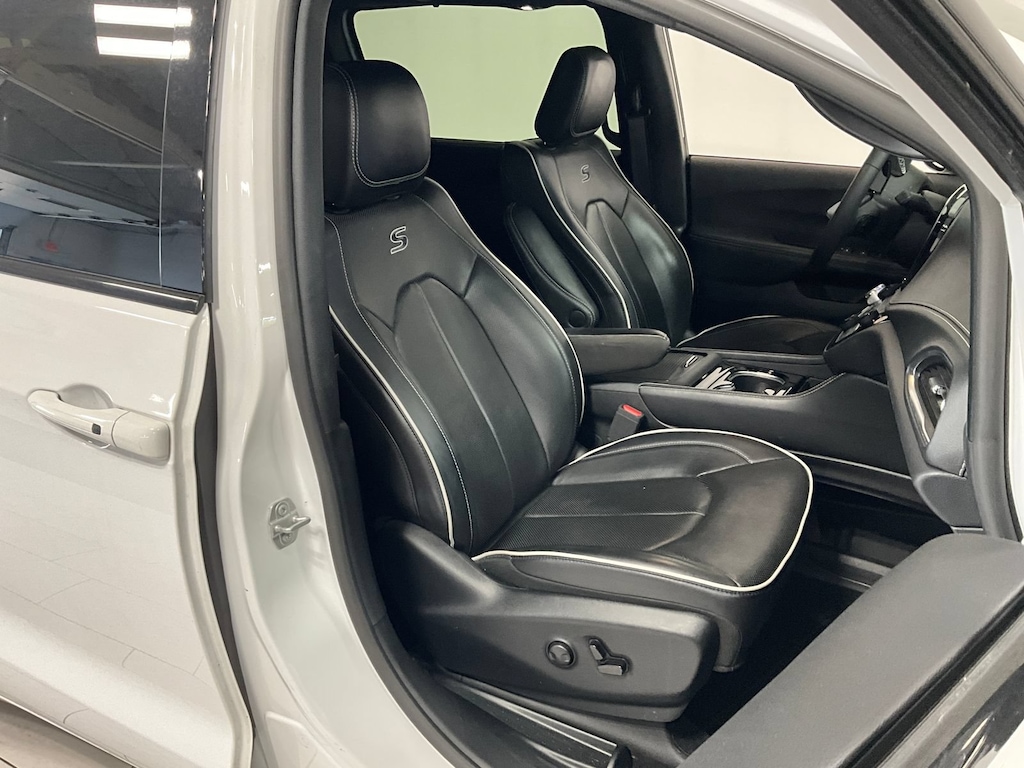 Used 2025 Chrysler Pacifica Limited