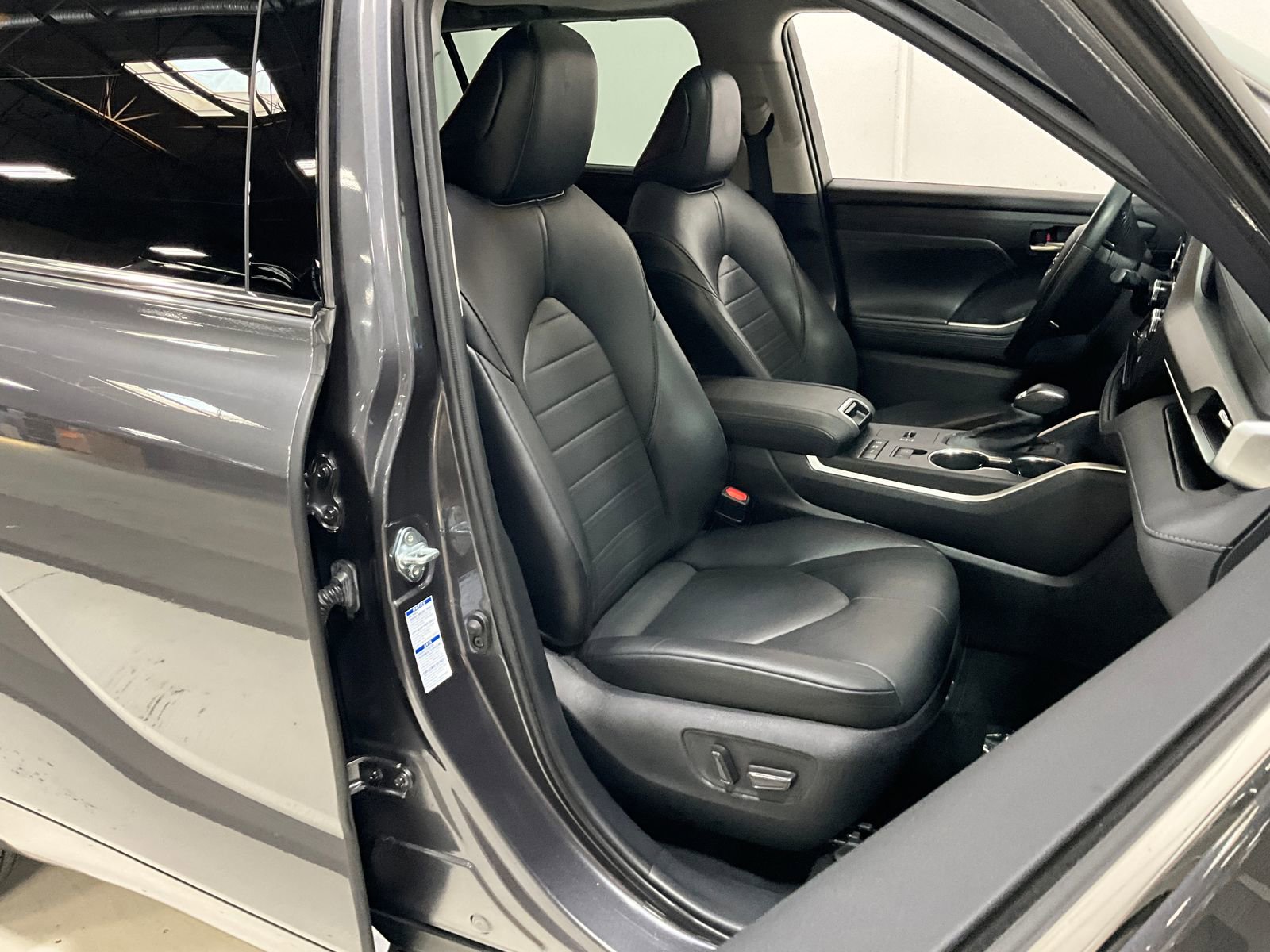 2021 Toyota Highlander Hybrid XLE photo 3