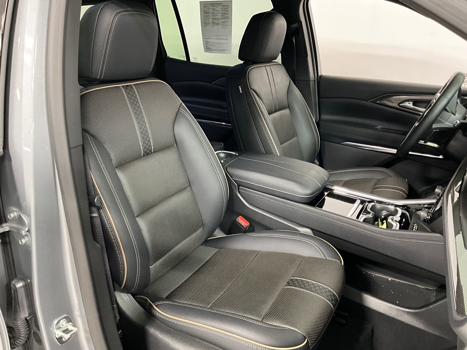 2025 Chevrolet Traverse High Country photo 2