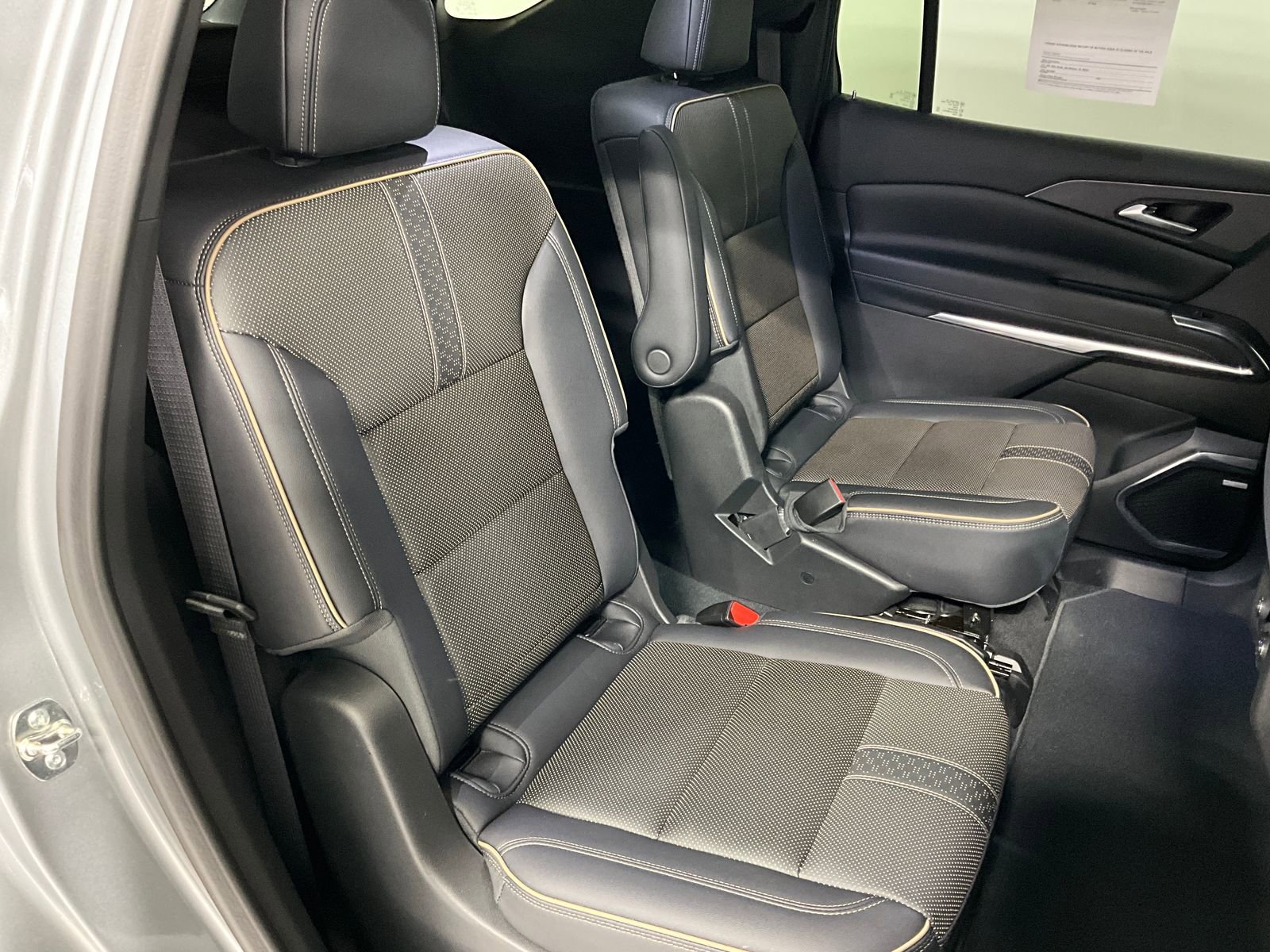 2025 Chevrolet Traverse High Country photo 3