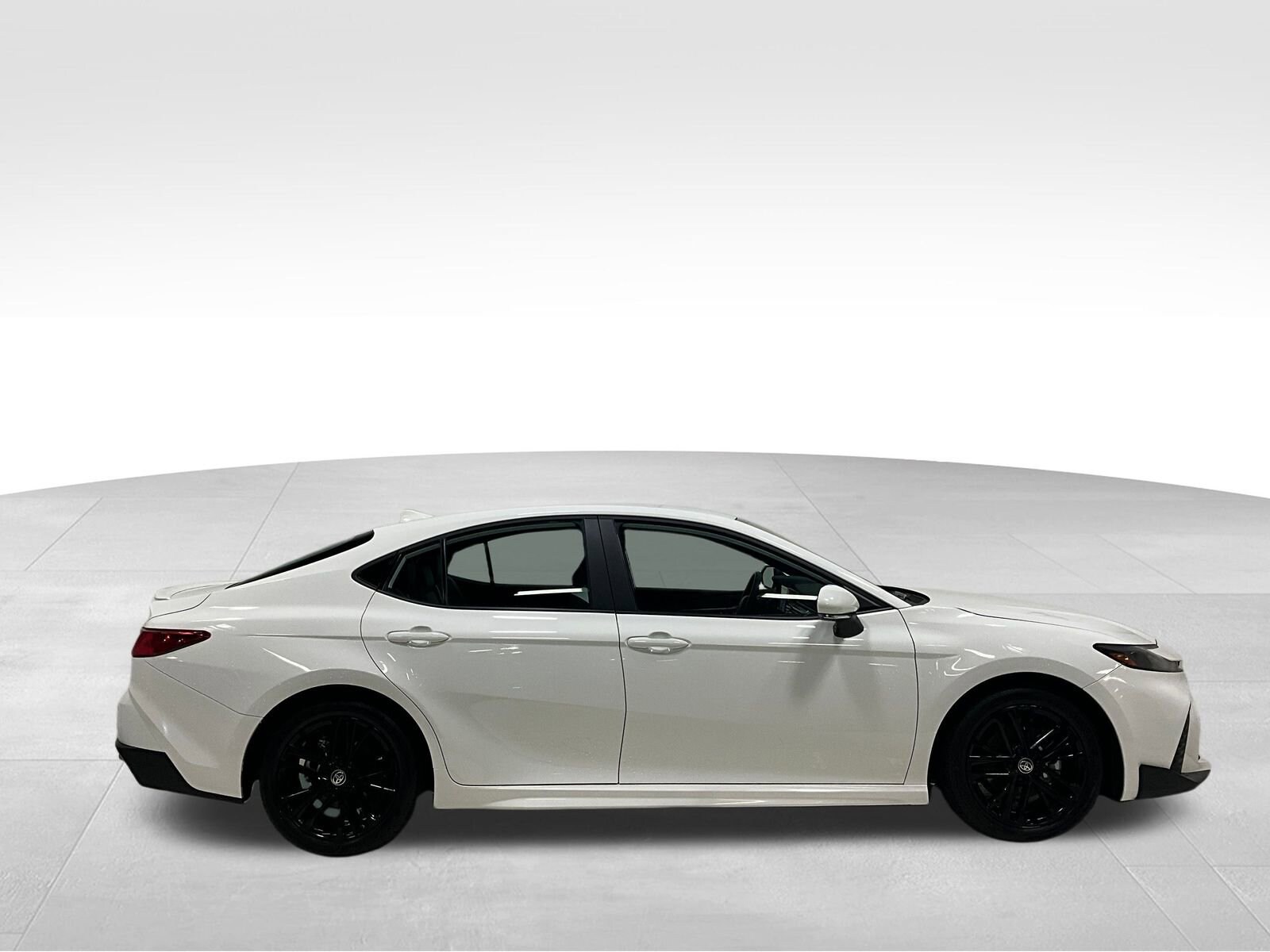 2025 Toyota Camry SE photo 3