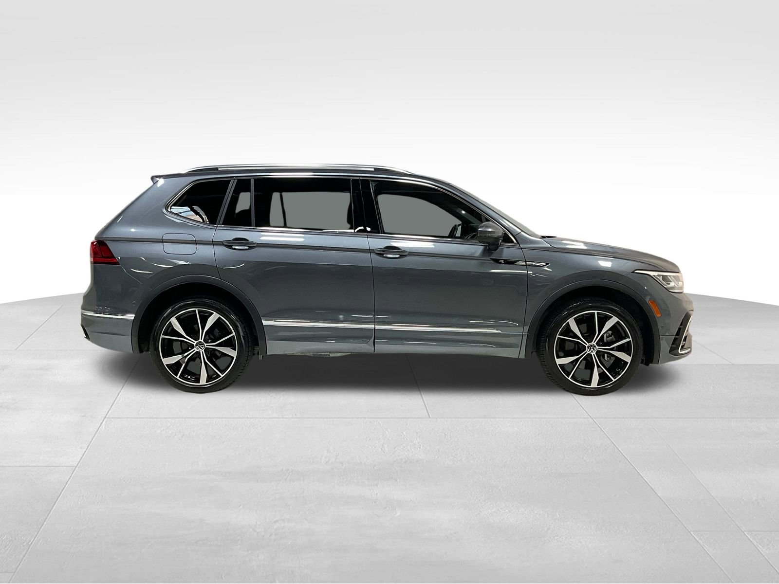 2022 Volkswagen Tiguan SEL Premium R-Line photo 3