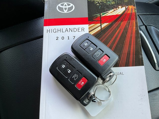 Image 10 of Used 2017 ToyotaHighlander