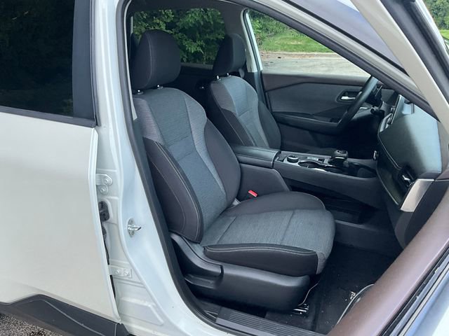 2022 Nissan Rogue SV photo 2