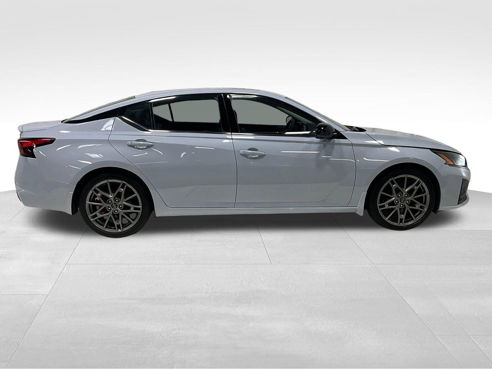 2024 Nissan Altima SR photo 2