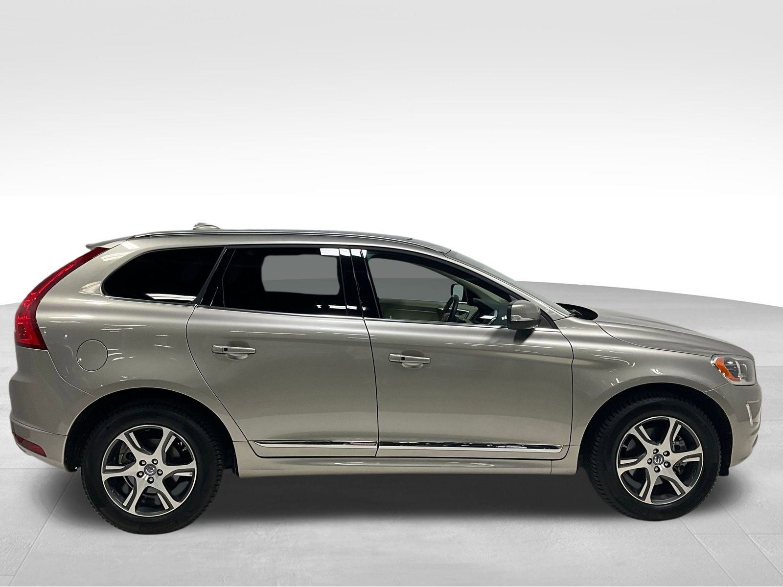 2015 Volvo XC60 Premier R-Design photo 2