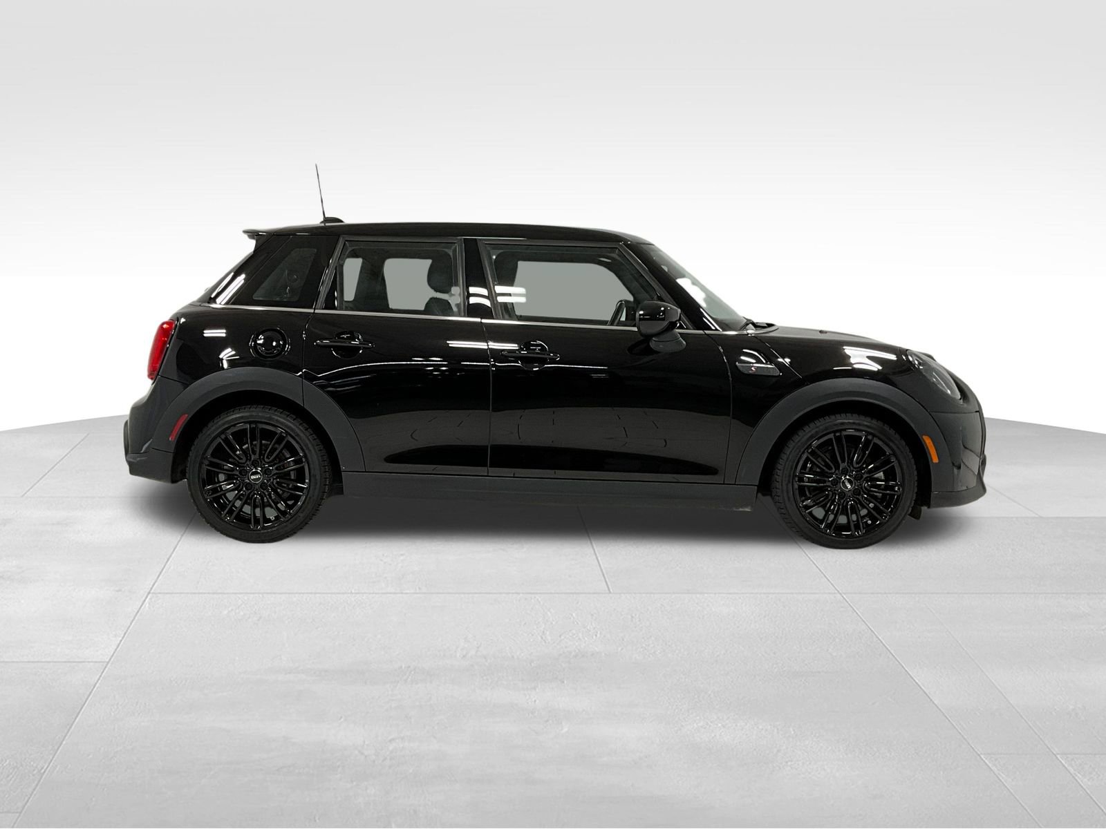 2022 Mini Cooper 4 Door Hardtop S photo 2