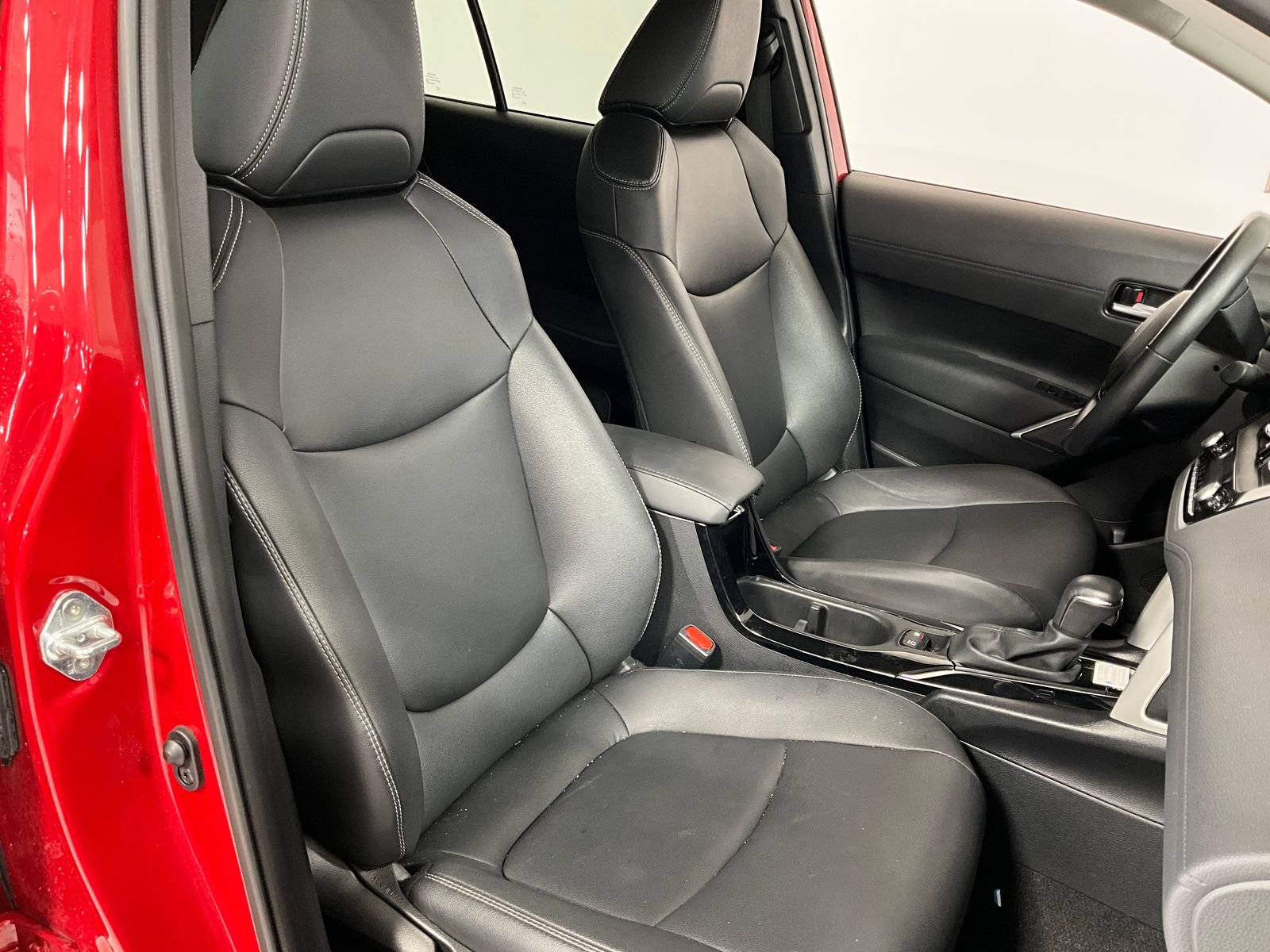 2024 Toyota Corolla Cross XLE photo 2