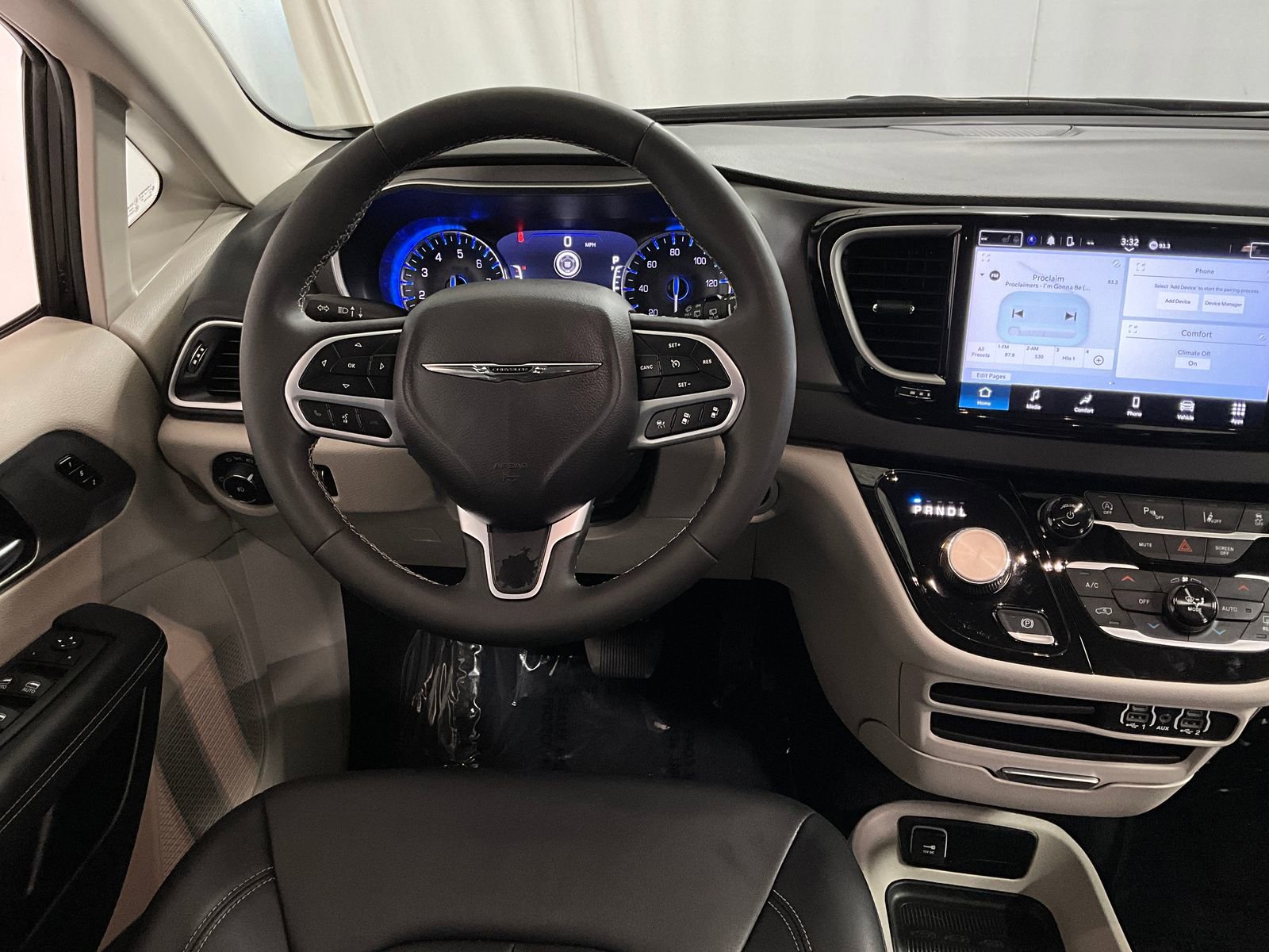 2024 Chrysler Pacifica Touring L photo 4