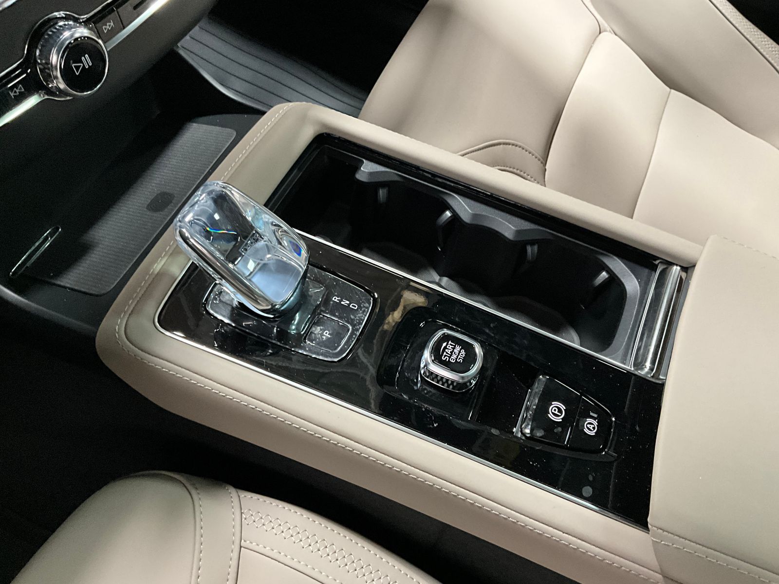 2026 Volvo XC90 Plus - Photo 16