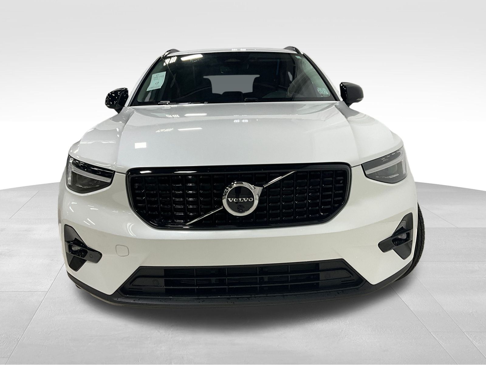 2026 Volvo XC40 Plus photo 2