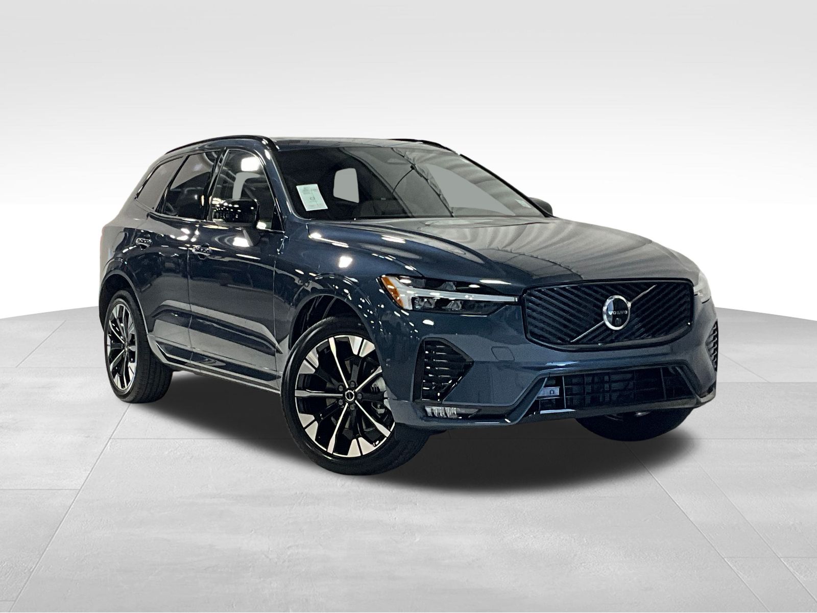 2026 Volvo XC60 Plus's photo