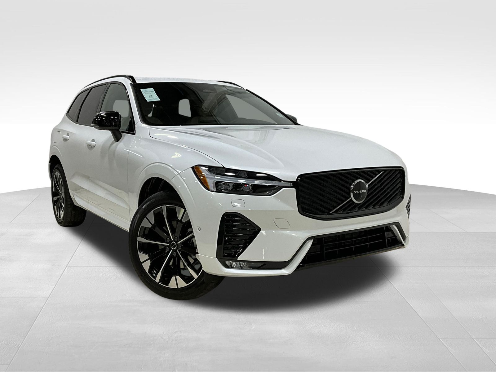 2026 Volvo XC60 Plus's photo