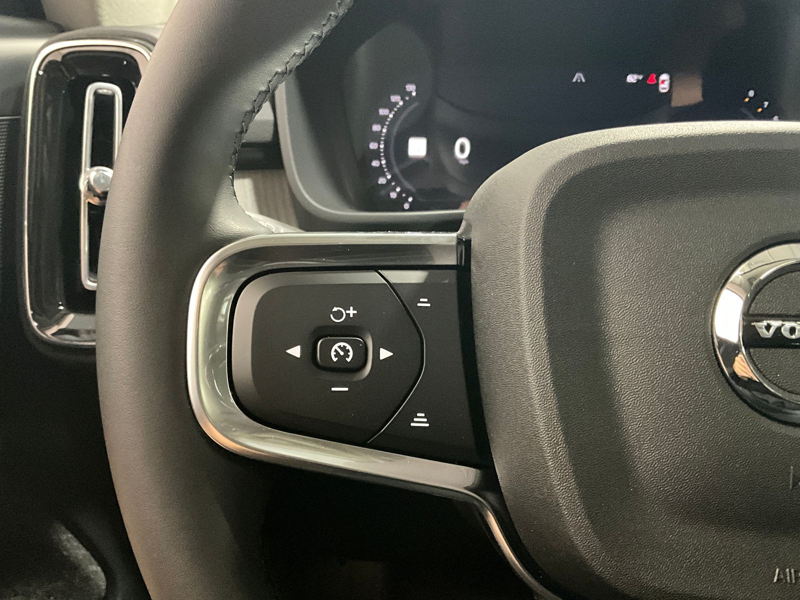 2026 Volvo XC40 Plus - Photo 16