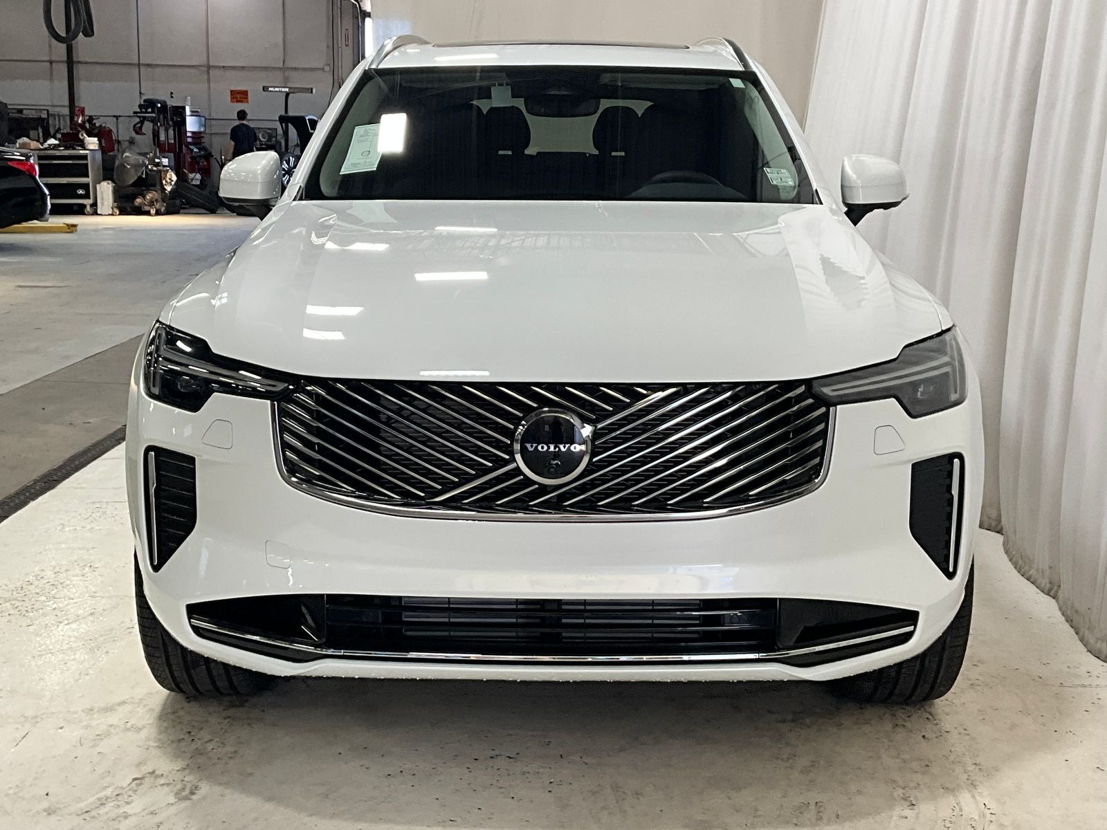 2025 Volvo XC90 Plus T8 AWD photo 2
